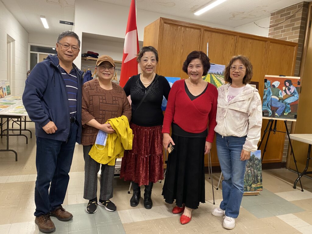 画家们从左到右：谢骏、力力姐、金瑛团长、施琪美老师